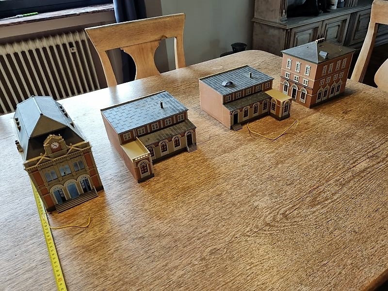 4 x Modell Häuser /Eisenbahn ectr