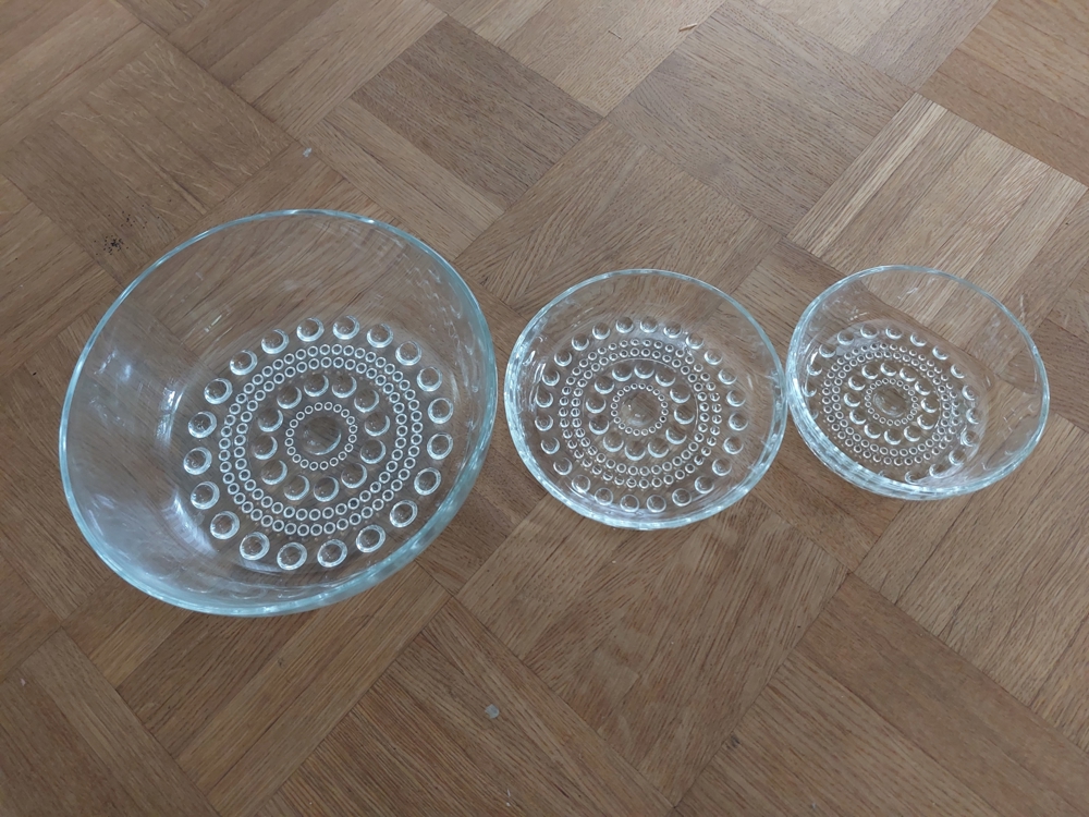 3 Glasschüsseln, 25 kleine tiefe Glasschalen, 14 flache Glasschalen