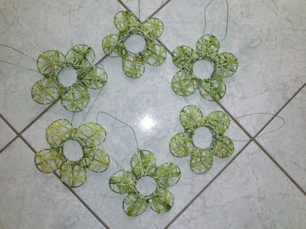 Dekoblumen grün/ wie NEU / 6 Stück mit Drahtbügeln + 6 Extrabügel
