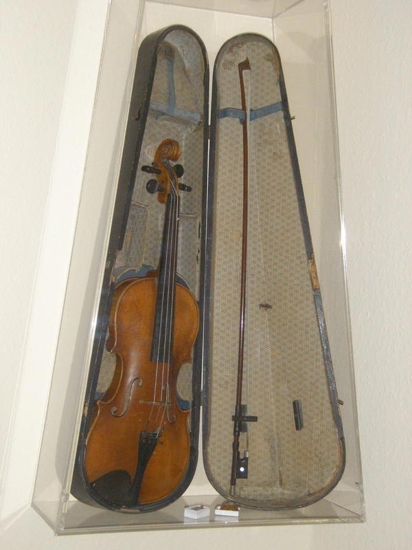 140 Jahre alte Geige mit angefertigtem Sichtschrank