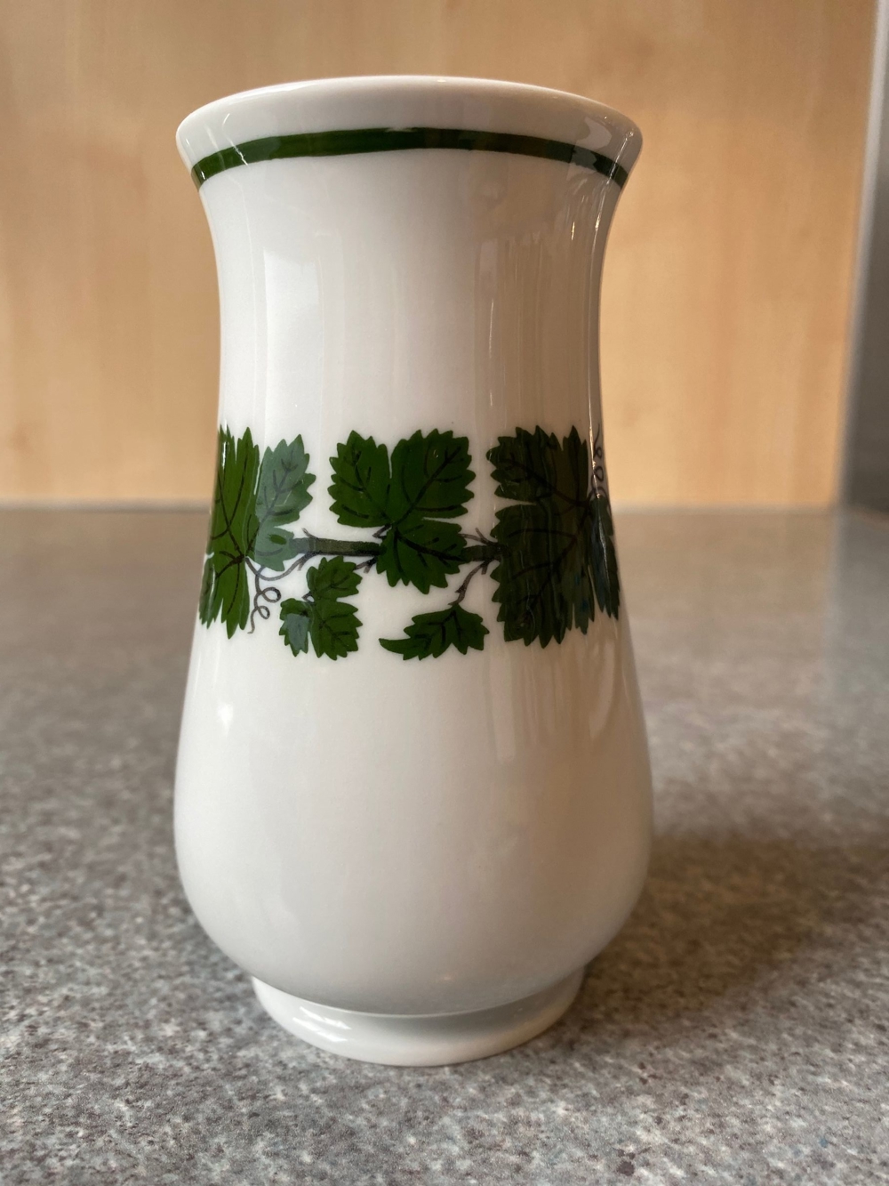 Meißner Porzellan kleine Vase Dekor Weinlaub