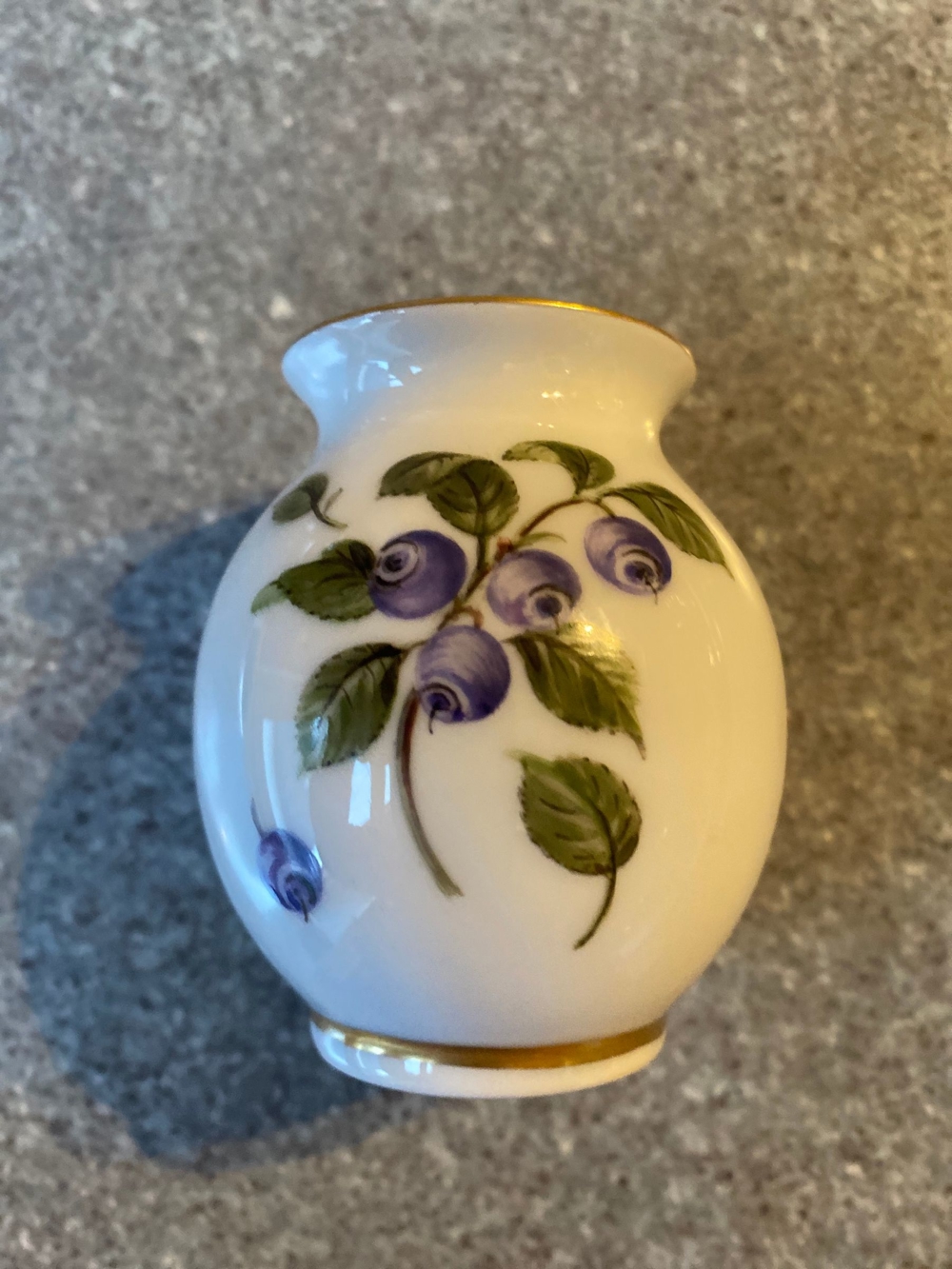 Kleine Vase Meißner Porzellan Dekor Heidelbeeren und Goldränder
