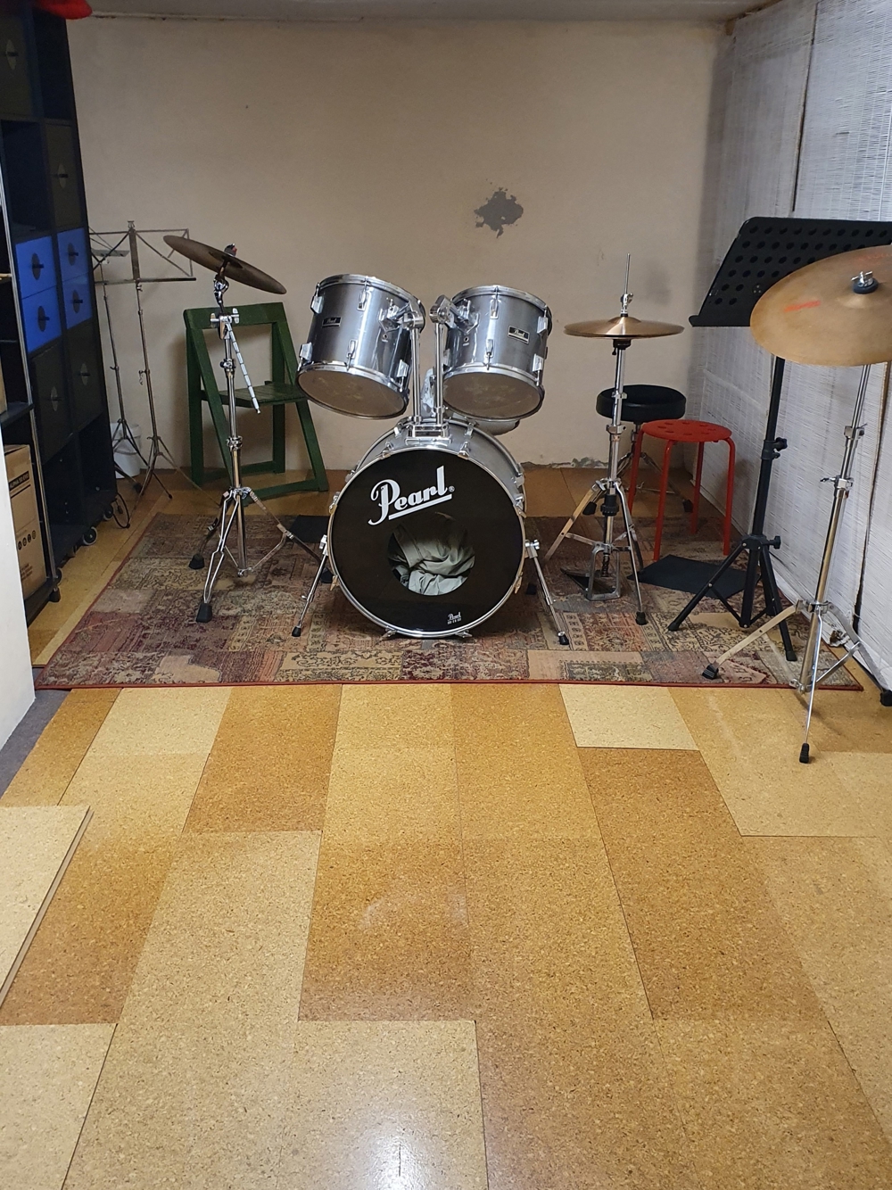 Probe- und Übungsräume zu vermieten, Schlagzeug vorhanden
