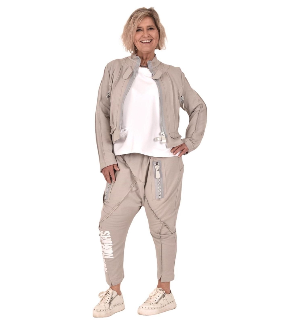 Cooles Outfit in der Trendfarbesalbei von Absolut by Chalona