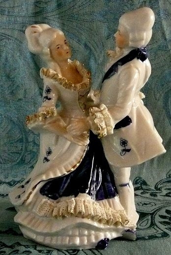 bezauberndes tanzendes Rokoko-Paar, aufwendig gearbeitet aus Porzellan