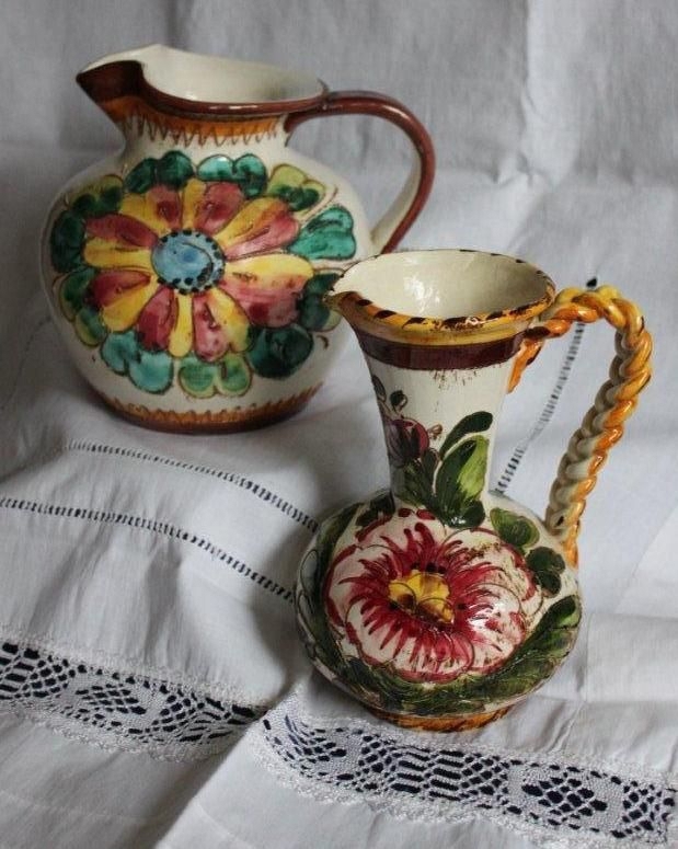 2 dekorative, rustikal gearbeitete Vasen/ Krüge im bäuerlichen Stil