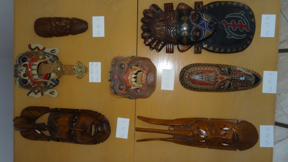 7 Holzmasken verschiedener Herkunft und Gestaltung