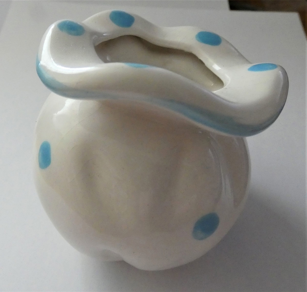 Väschen klein weiß m. blauen Punkten / Keramik / interessante Form