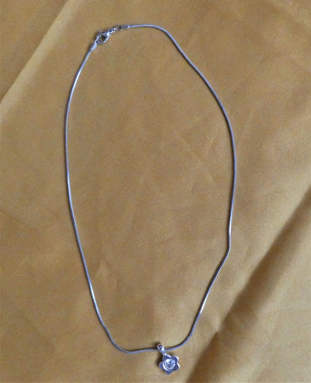 Halskette mit Anhänger / Modeschmuck / silberfarben, Länge 42 cm