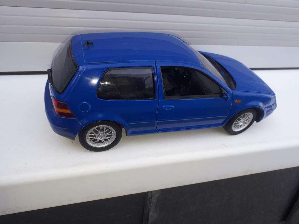 Modellauto 1:18--VW Golf GTI 4--Revell--Blau und Rot