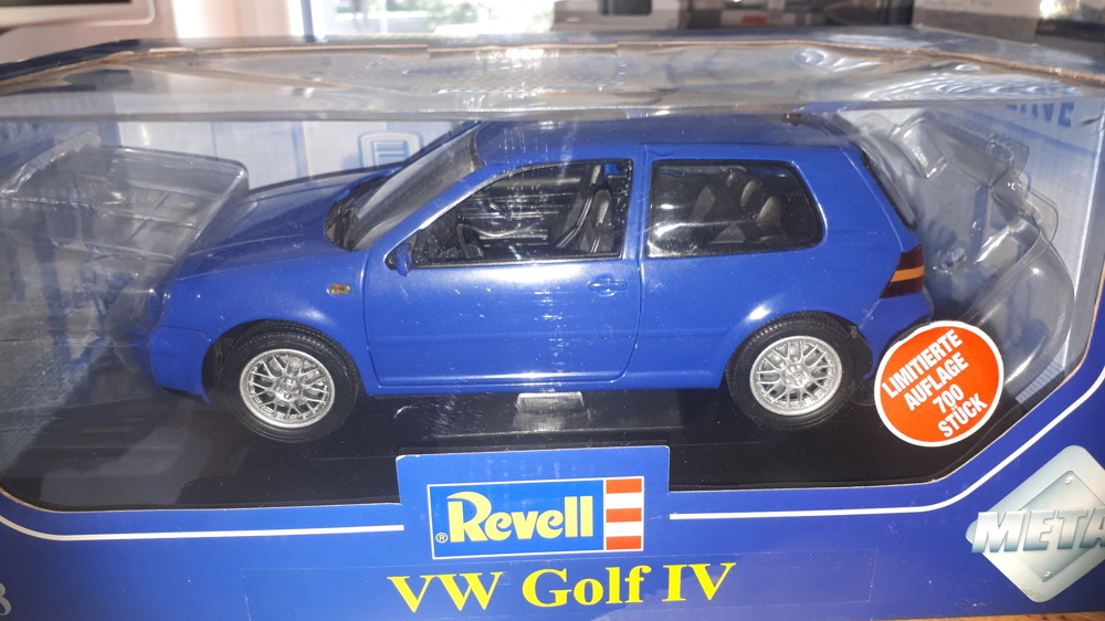 Modellauto 1:18--VW Golf GTI 4--Revell--Blau und Rot