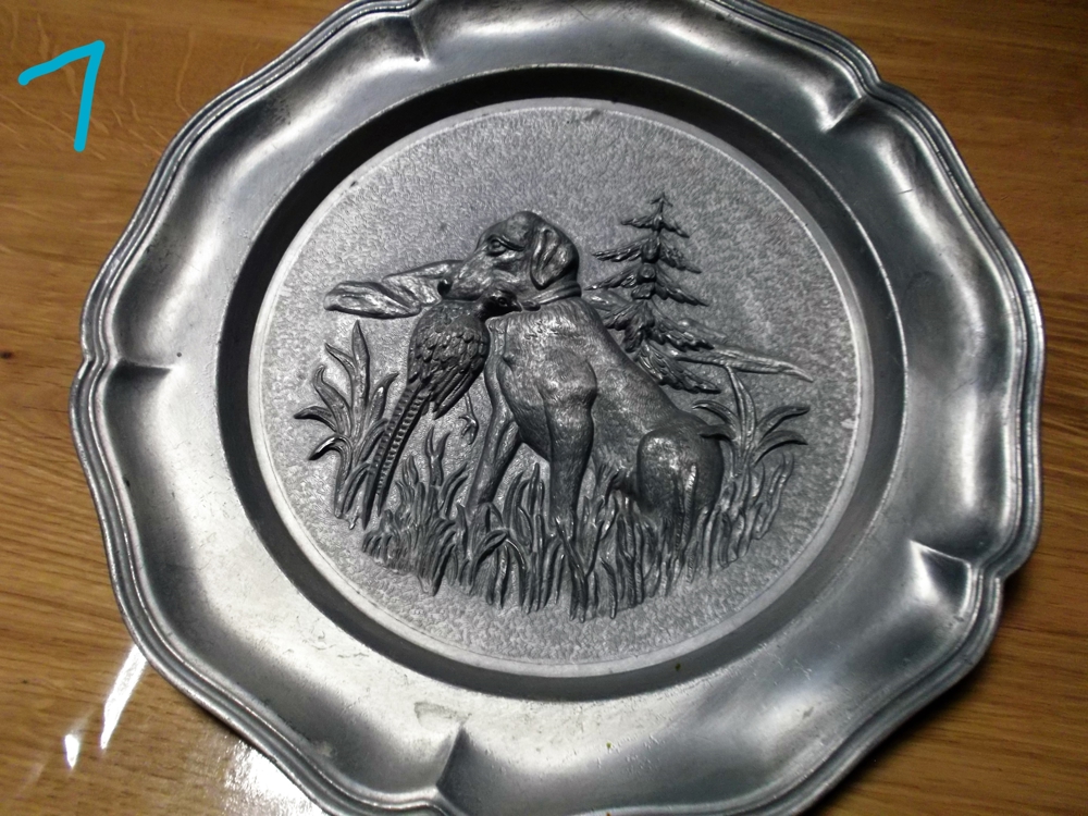 4 Zink- Zinnteller mit Tier und Jäger Motiven abzugeben