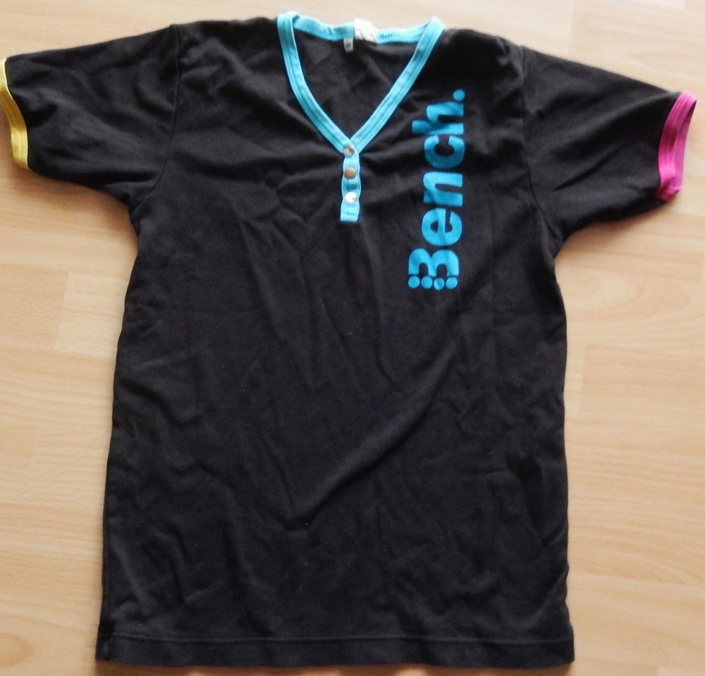 T-Shirt Gr. 140 schwarz mit farbigen Einfassungen u. Aufdruck