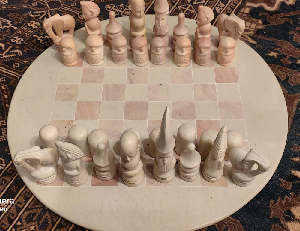 Schachspiel rund aus Stein mit afrikanischen Figuren