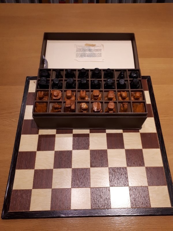 Altes Schachspiel mit handgeschnitzten Figuren