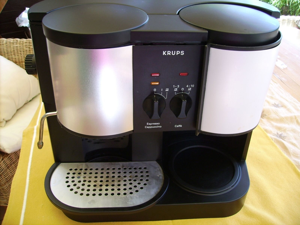 Verschiedene Teile einer Krups-Kaffee-Espresso-Maschine Type 874