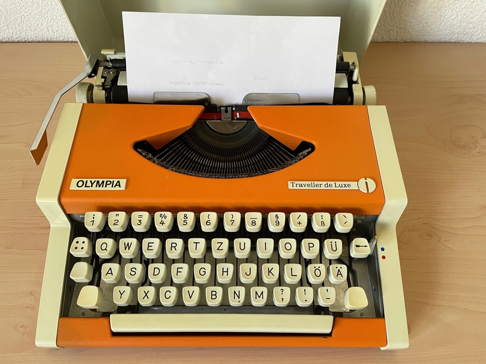 Olympia Traveller de Luxe Schreibmaschine mit Koffer. Adler Schreibmaschine