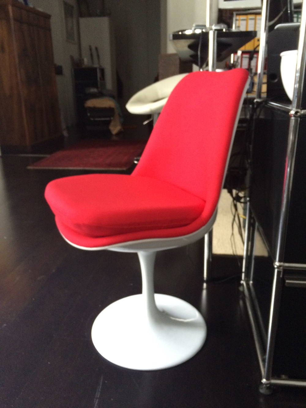 "Eero Saarinen" Tulip Chair, rot mit weißem Fuß