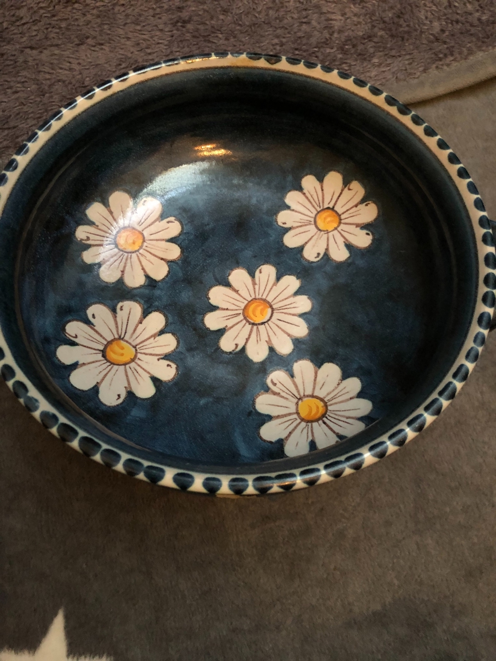 Getöpferte Schale mit Margariten