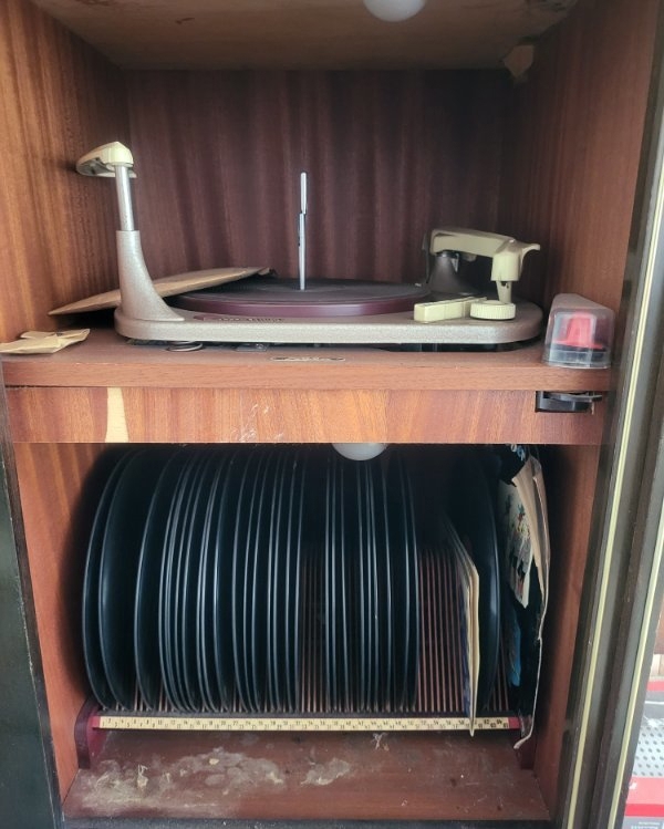2 Radios und ein Plattenspieler-Schrank 50er Jahre
