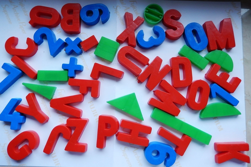 43 Buchstaben und Zahlen - teilweise mit Magneten - Kunststoff bunt