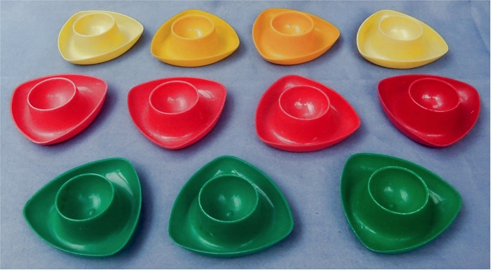 11 Eierbecher Kunststoff rot / gelb / grün - Shabby Rockabilly - 1970er Jahre