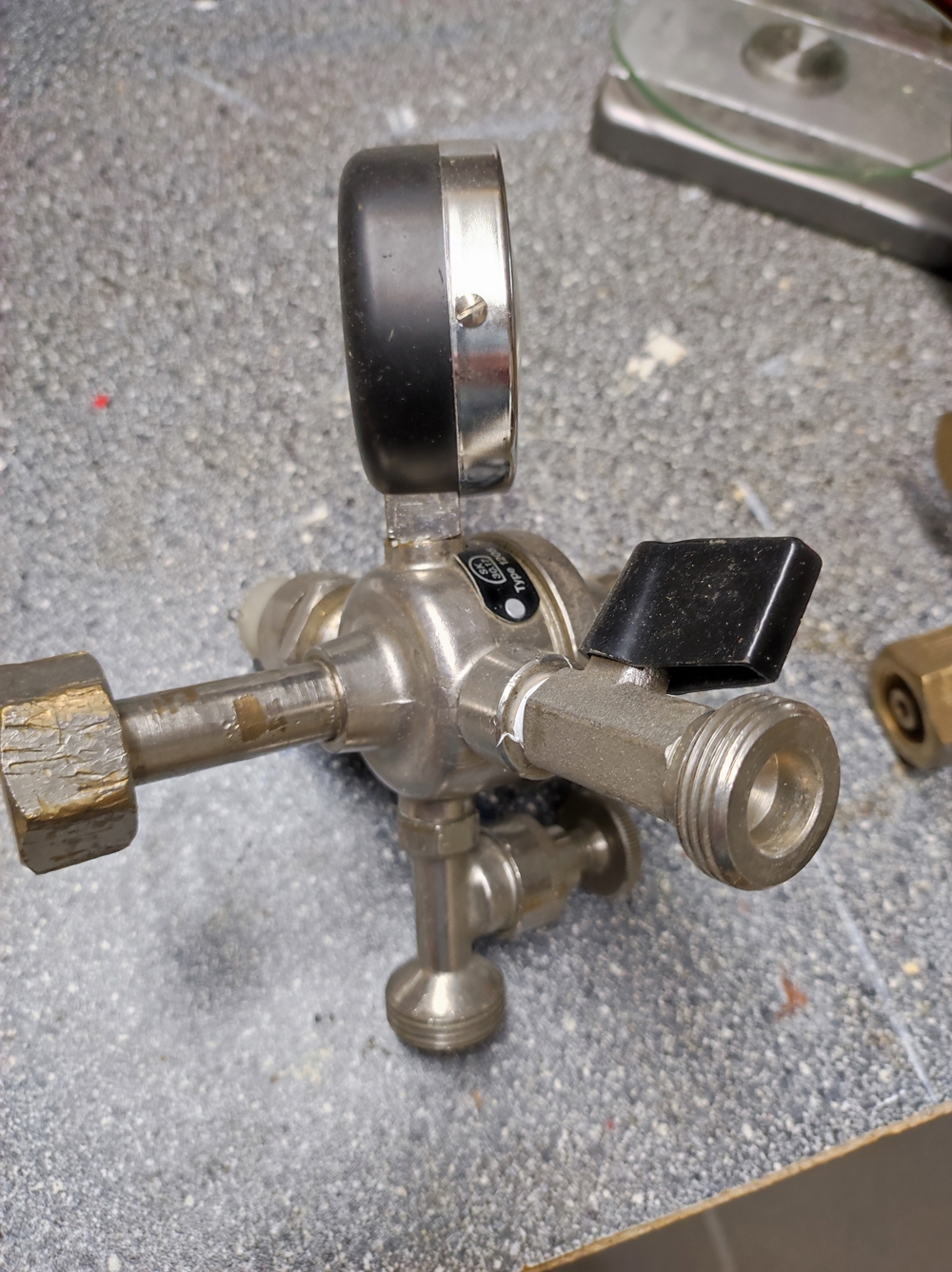 Zwei verschiedene Druckminderer für Bierzapfanlage zu verkaufen