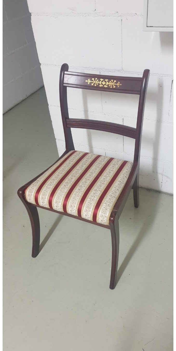 1 Antik aussehender Stuhl