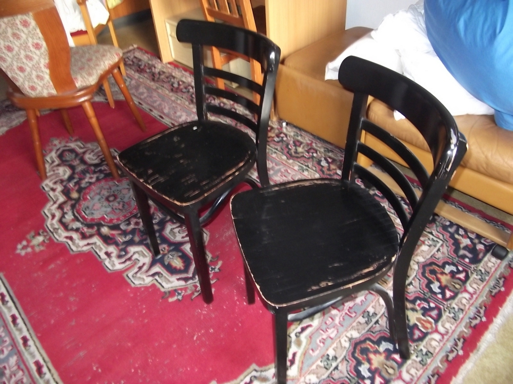 schwarze Thonet-Stühle
