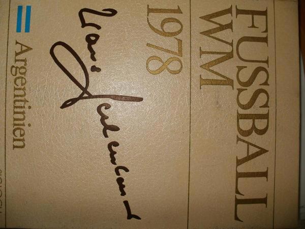 Fussball WM 1978, Buch mit geprägter Signatur von Franz Beckenbauer