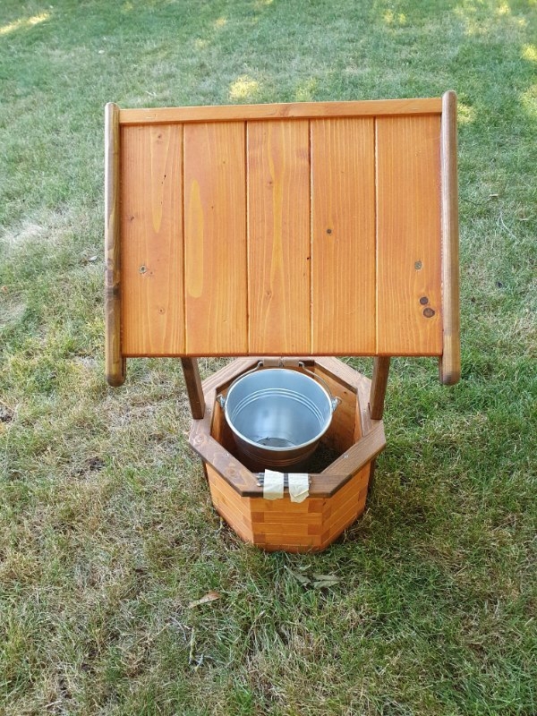 Handgefertigter Zierbrunnen, Brunnen, aus Holz. Inkl Eimer