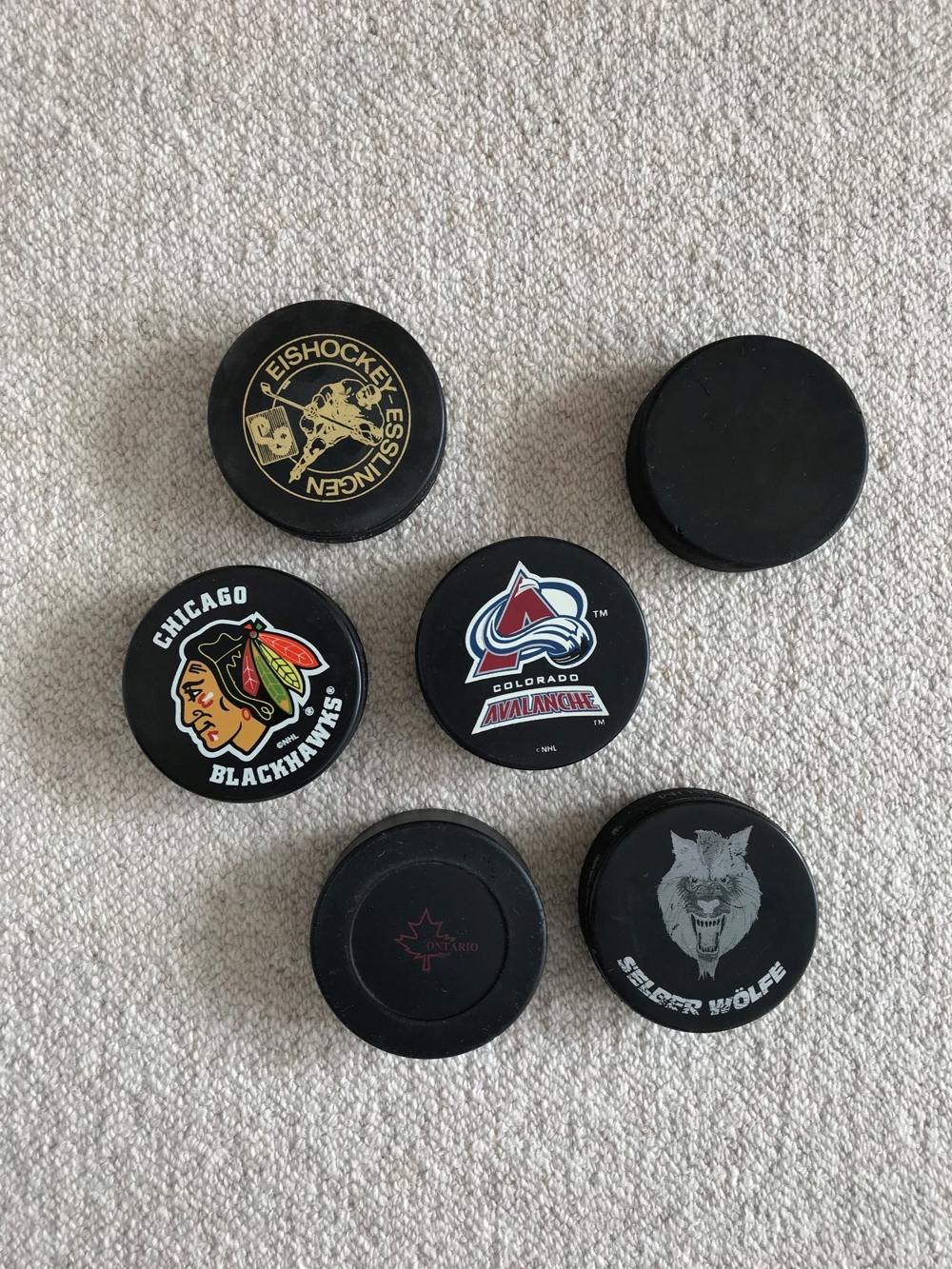 6 Eishockey-Pucks