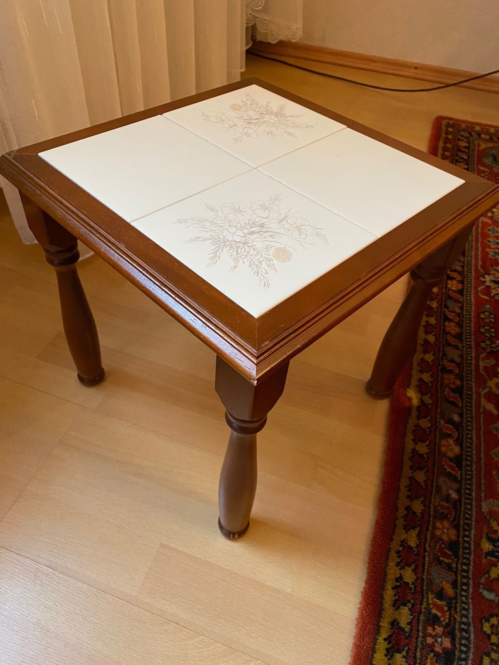 Tischchen (Massivholz) mit dezent gesetzten Fliesen - 36,5 cm x 36,5 cm x 34 cm