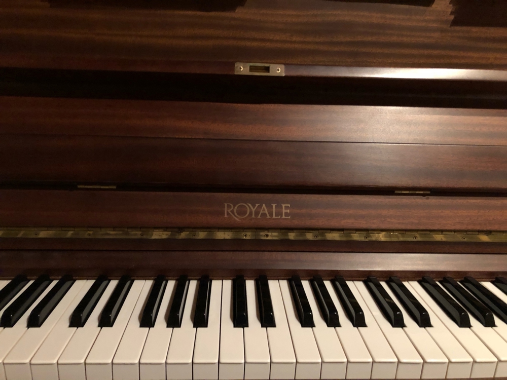 Klavier Fabrikat "Royale": Voll funktionsfähiges Klavier .