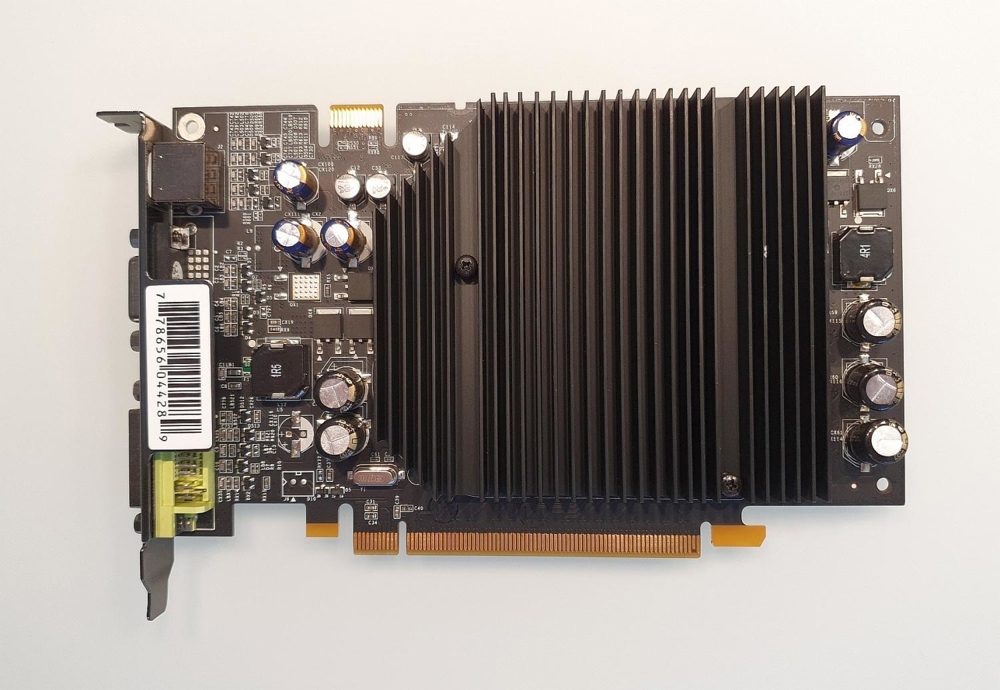 Grafikkarte XFX NVidia GeForce 7300GT 512MB passiv Kühler Grafikkarte XFX NVidia GeForce 7300GT 512MB passiv Kühler