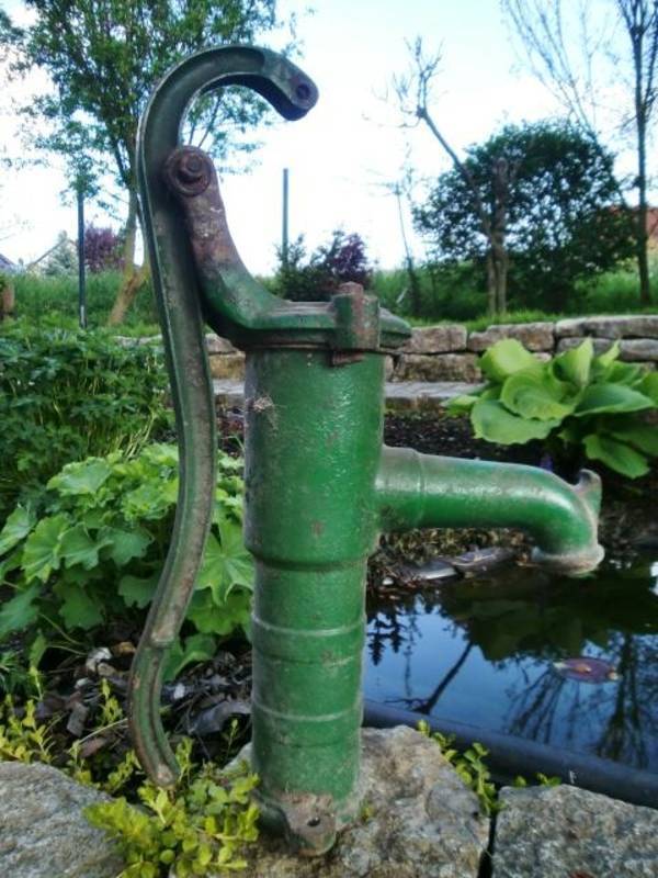 Zur Deko im Garten: Schöne nostalgische Pumpe, derzeit grün (streichbar),
