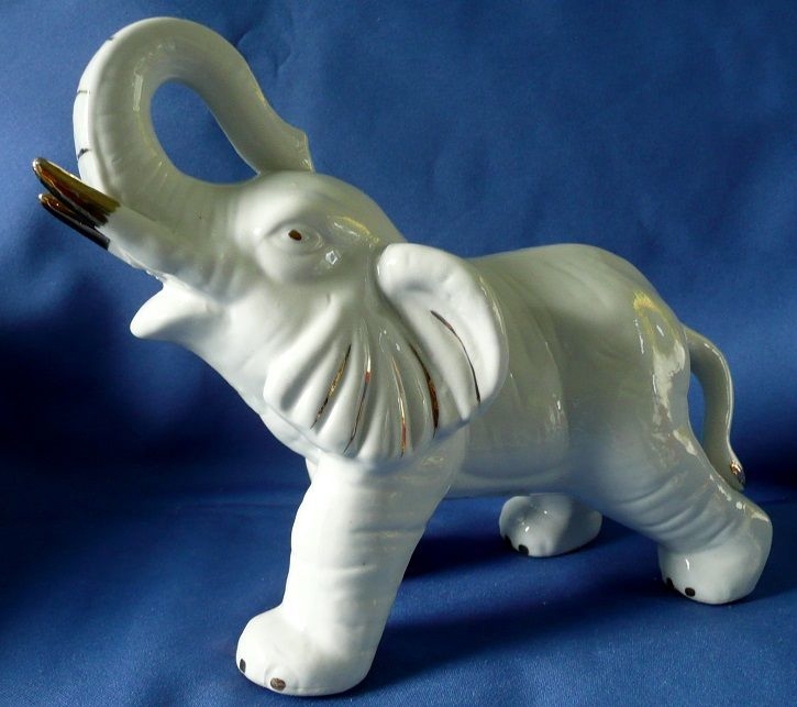 Elefantenfigur, majestätisch, gearbeitet aus Porzellan