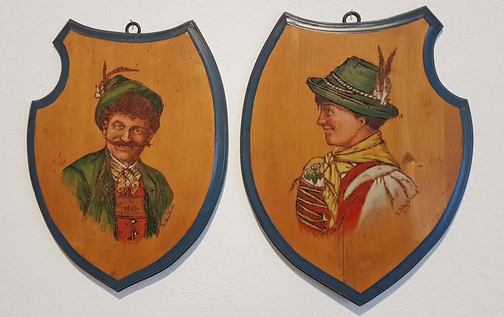 Bayern Tracht Holz Bild Schnitzerei Dirndl Trachtenhut Dekoration Kunst Handarbeit