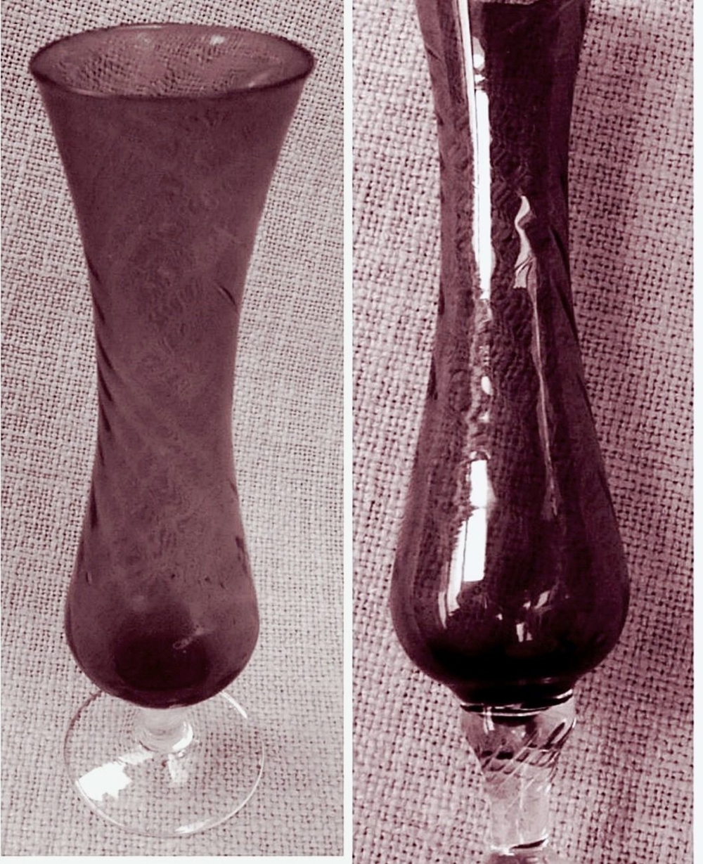 Glas-Vase in dunkelkarminrot - ca. 20 cm Länge - Mit Karo-Feinstruktur