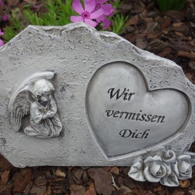 Kleiner Grabstein mit Engelsfigur und Herz Wir vermissen Dich, Rosenblüten verziert