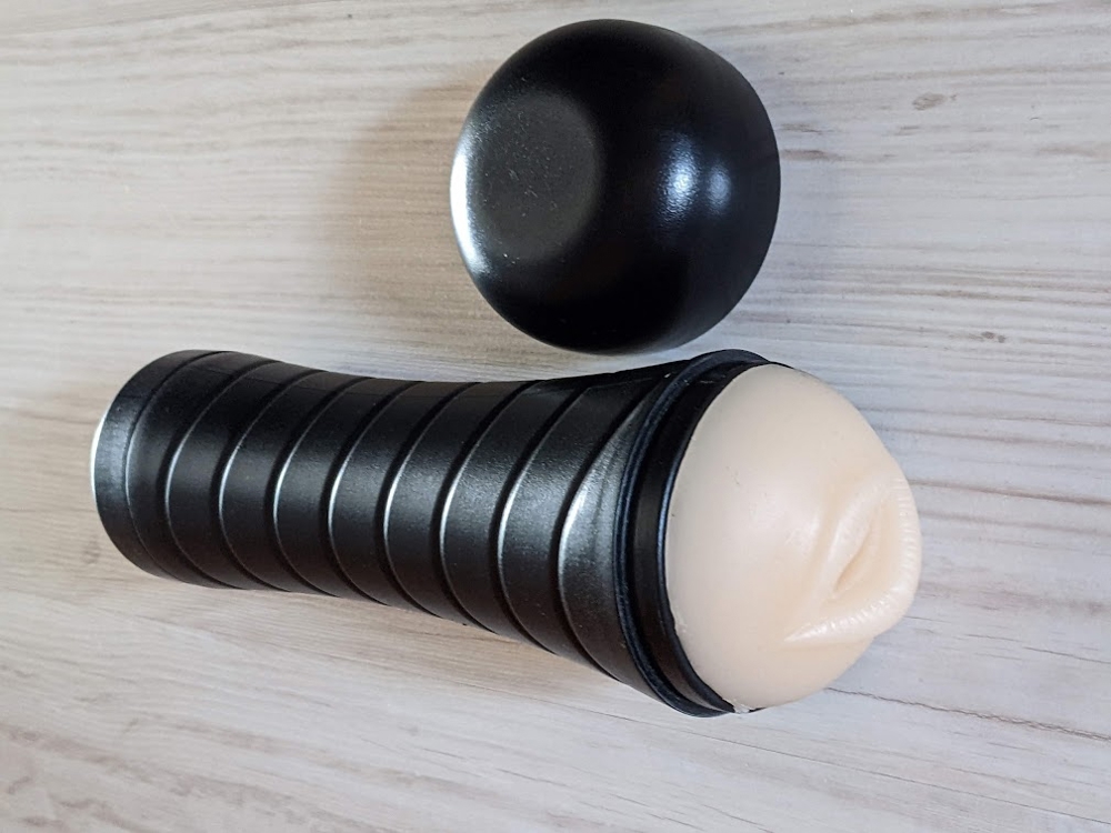 2 neue Sexartikel, einen Masturbator (23cm) für den Herrn, und einen Massagestab für die Dame.