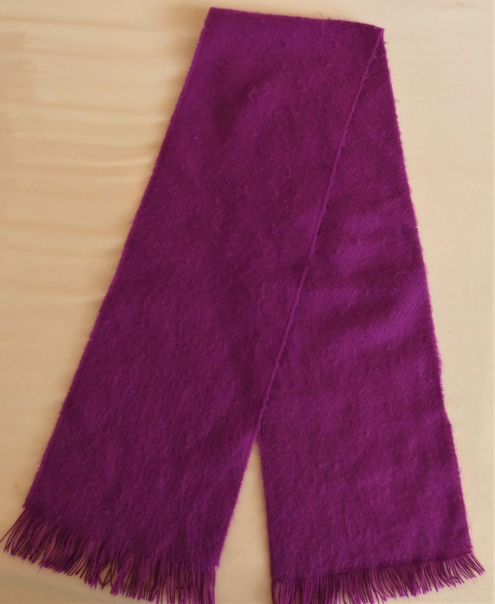 Schal violett ca. 110 cm lang/ 17 cm breit mit Fransen