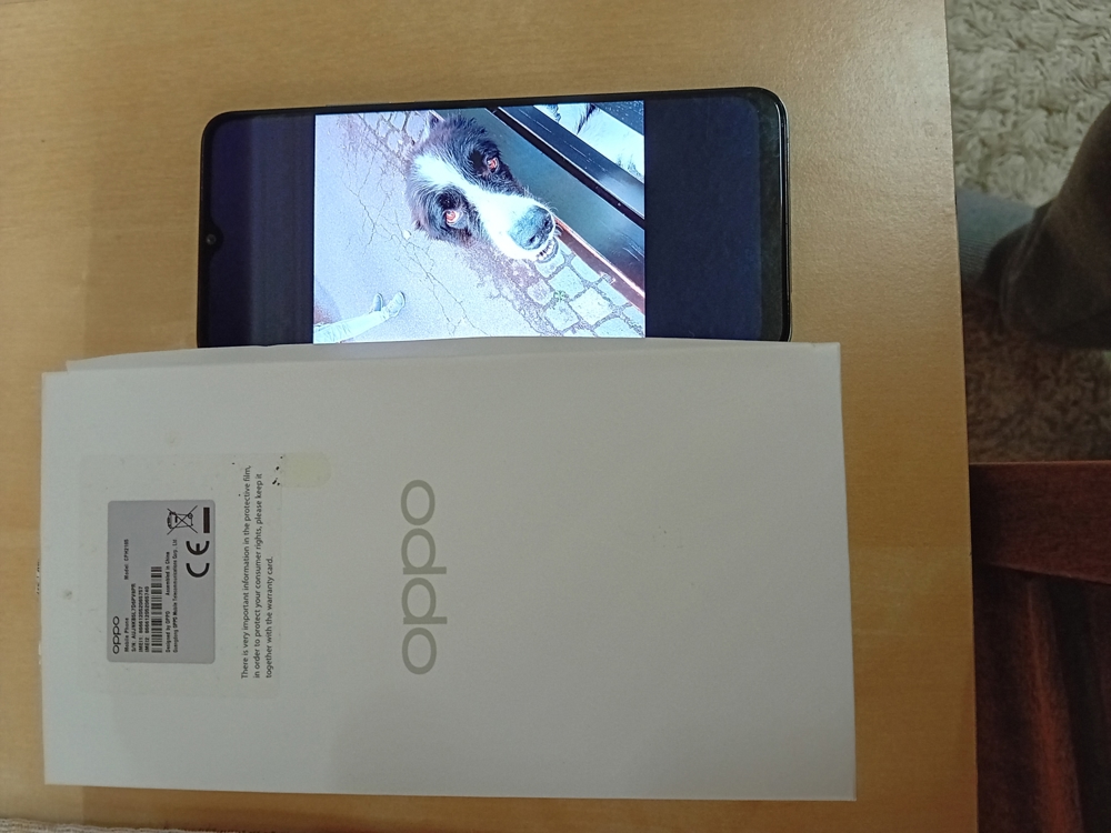 OPPO Smartphone mit Zusatzspeicherkarte