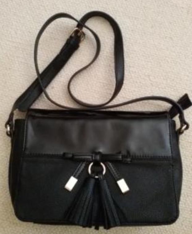 Schwarze Tasche / Handtasche, Kunstleder, Gold, Lack, Quasten, Träger variabel