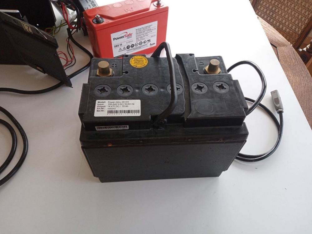 Batterienachbau mit Ladegerät für Auto-Messe Ladestrom 40A /15Ah