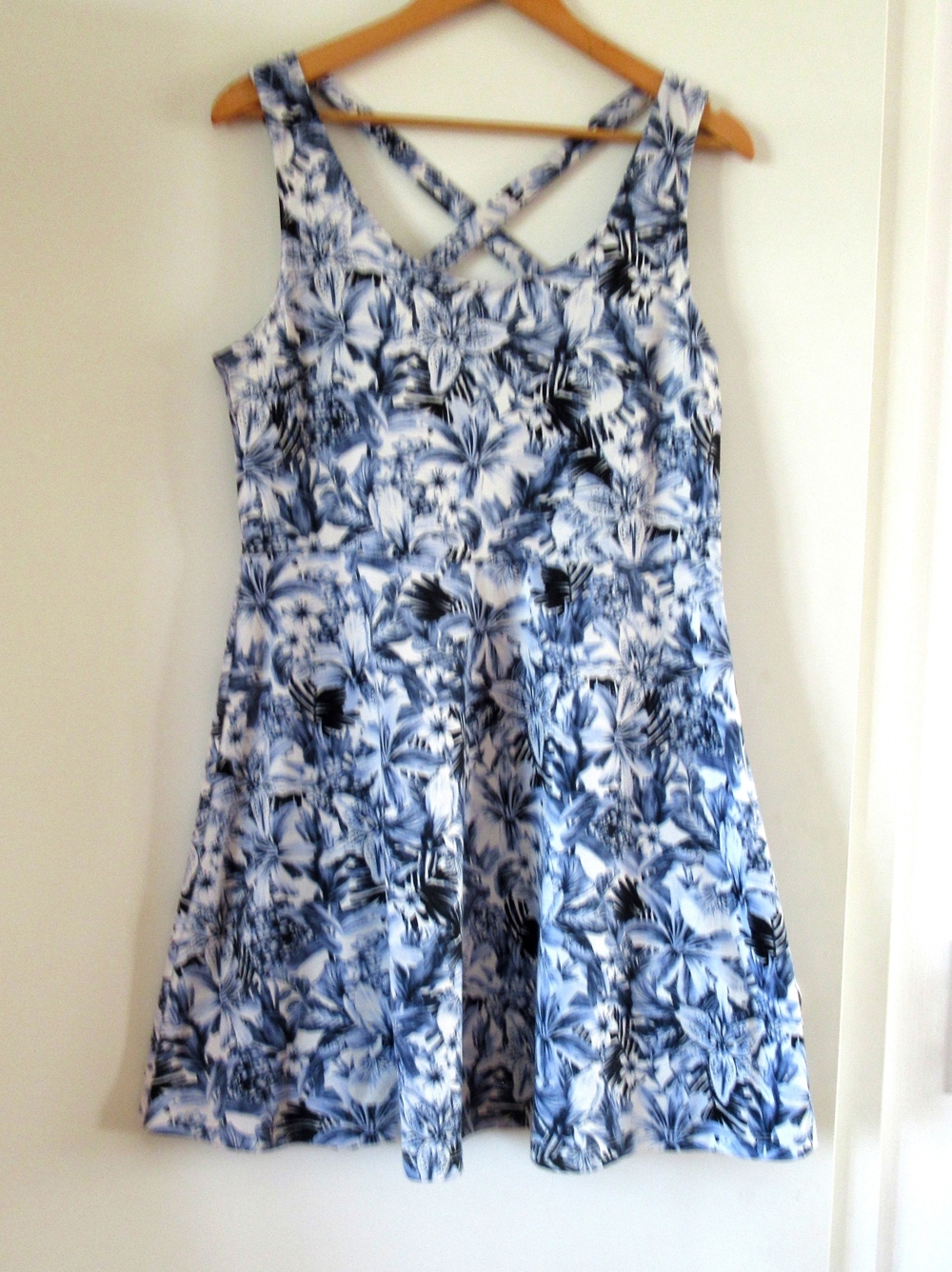 NEUES wunderschönes weißes Kleid mit blauen Blumen drauf Gr. L