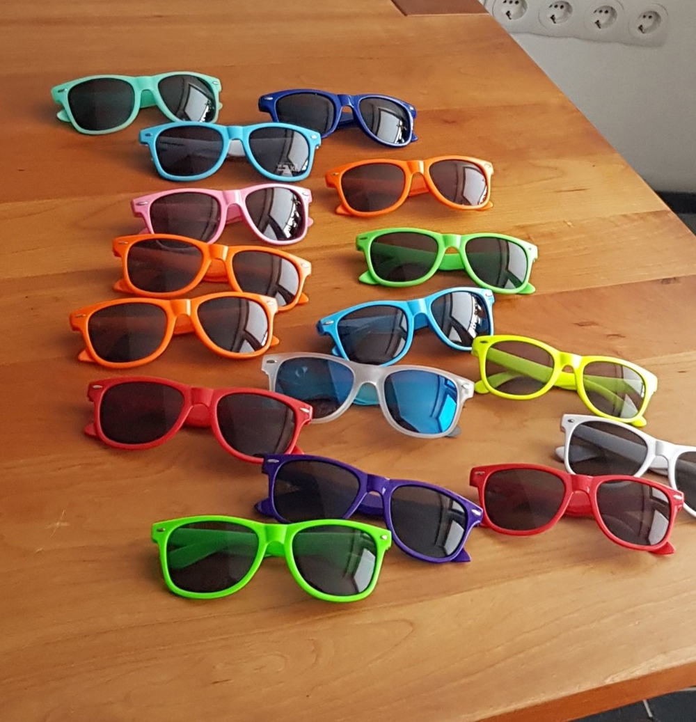 Sonnenbrillen - 16 x in coolen Farben!