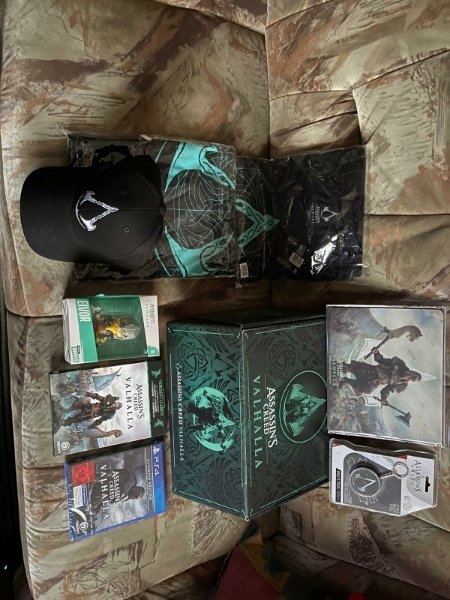 Assassin's Creed Valhalla Ultimate Edition Neu plus Merchandising Paket