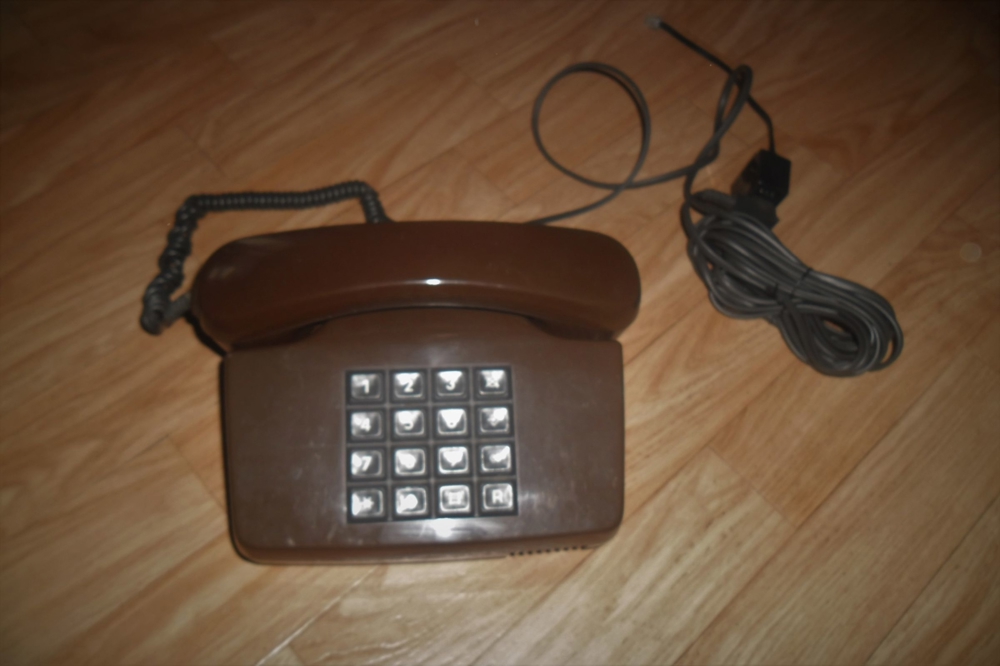Eine Altes Telefon aus den 70er, 1x Bettwäsche Set.