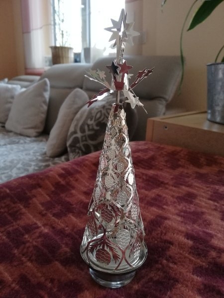 Weihnachts-Deko mit Teelicht und rotierender Baumspitze